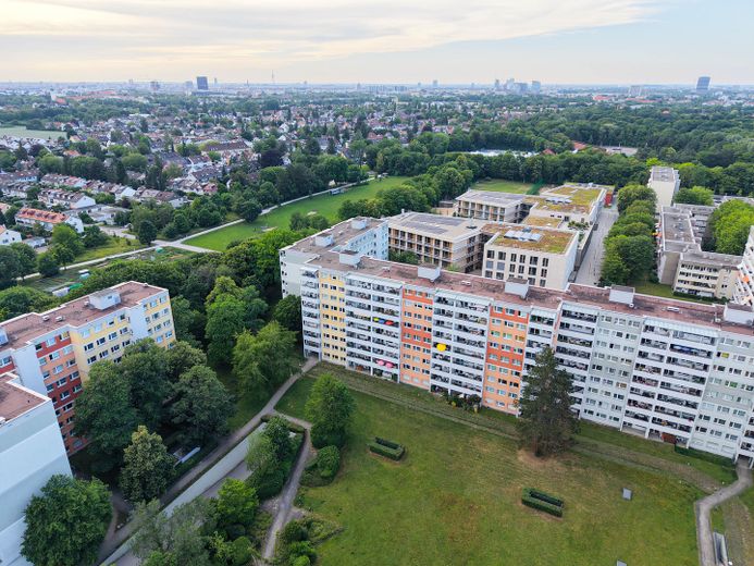Commission-free & immediately available! 3-room apartment with loggia near Ostpark! – Lage