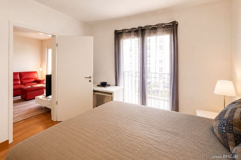elegante 2-Zi.-Wohnung mit großem Balkon - möbliert vermietet nähe Spittelmarkt – Schlafzimmer