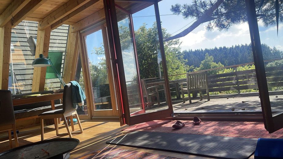 Haus bei Freising von privat – Wohnzimmer mit Terrasse