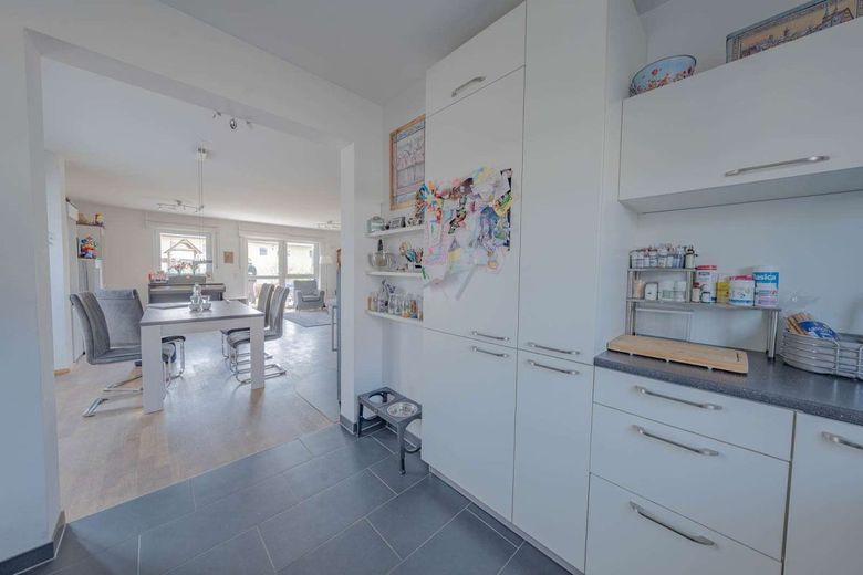 Großzügiges, effizientes Einfamilienhaus, 5 Zimmer + Hobbyraum, Terrasse mit Garten – Küche
