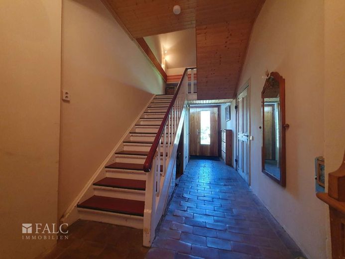 *Historisch und gemütlich mit viel Platz* - FALC Immobilien – Treppenhaus