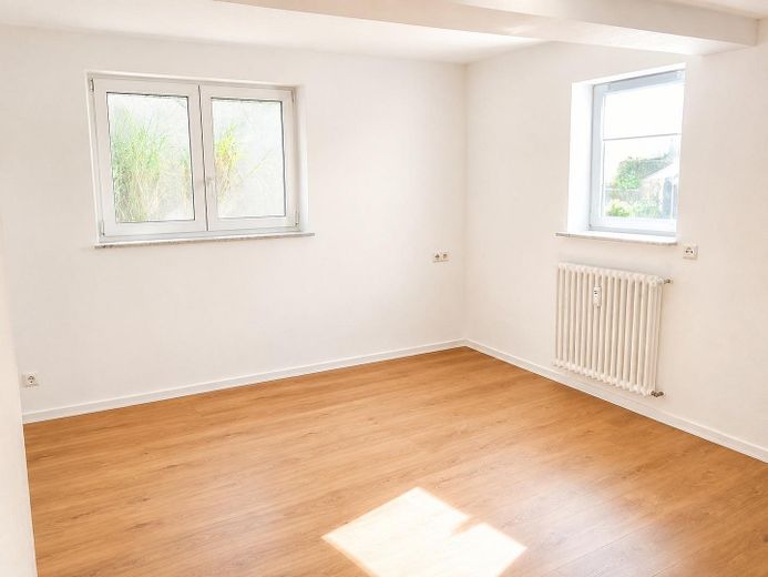 Renovierte 3,5-Zimmer Maisonette-Wohnung mit eigenem Garten! – Schlafzimmer