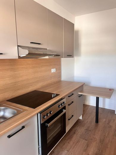 ¡Primera ocupación tras reforma! Moderna vivienda de 2 estancias con balcón y cocina equipada en el centro sur – Einbauküche WE rechte Seite