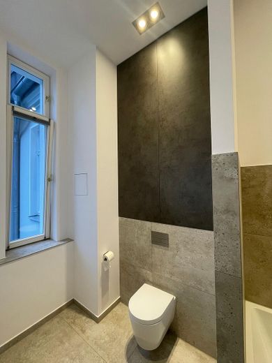 Kernsanierter Altbau mit Aufzug im 3. OG: 2 Zimmer, Designküche & Einbauschränke & Vorhänge nach Maß – Foto 14