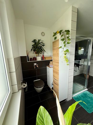 Ohne Makler - Modernes Traumhaus von 2017 mit PV-Anlage, Doppelgarage, Kamin, Klimaanlage & E-Auto-Ladestationen – Foto 20