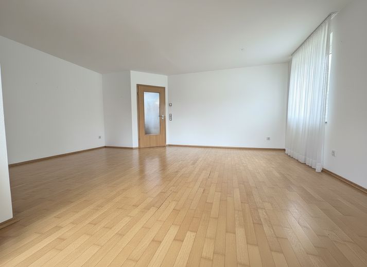 Wohnzimmer mit Balkon