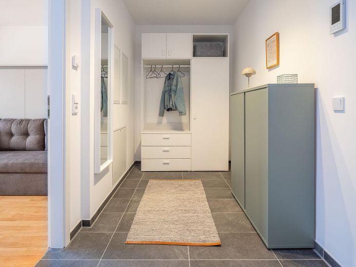 Business Apartment möbliert alle Kosten inklusive – Eingang mit Gaderobe