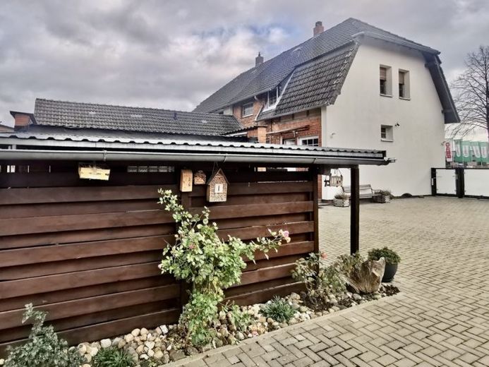 Helle Doppelhaushälfte auf großem Grundstück! – Foto 1