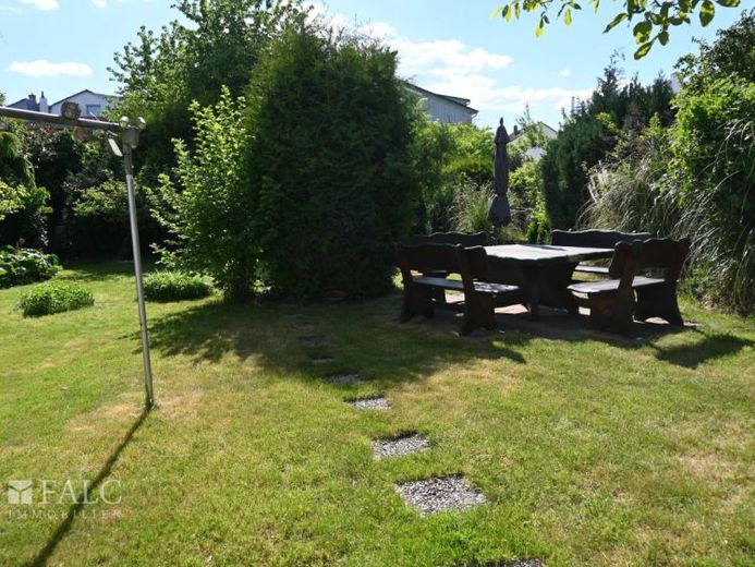 Attraktive Kapitalanlage mit großem Potenzial – Zweifamilienhaus und Gewerbefläche in Dietzenbach! – Foto 1