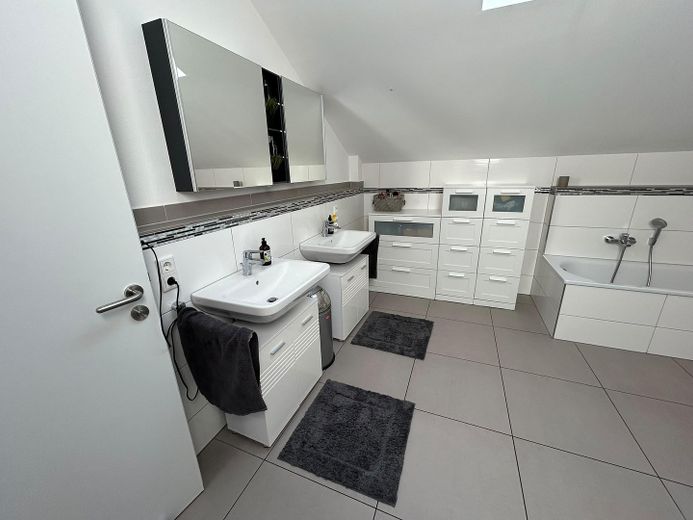Sehr ruhige, traumhafte, gr. 4-Zi.-Terrassen-Wohnung Grafing – sehr großes Badezimmer