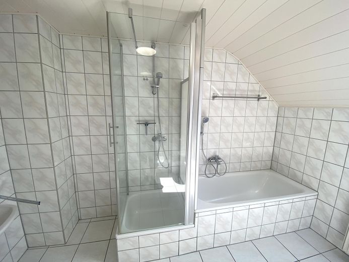 DHH ca. 170 qm Wohnfläche zuzügl. Nutzfläche, sowie Balkon Carport Stellfläche Garten – Badezimmer Teilansicht