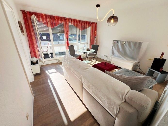 BEZUGSFREIES DACHGESCHOSS MIT EINBAUKÜCHE – großes, helles Wohnzimmer