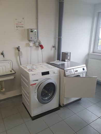 MünzWaschmaschine im Nebenhaus