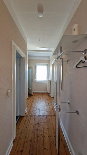 Wie ein eigenes Haus: 162,5 m² | 6 Zimmer | 600 m² Garten im Sondereigentum | 32 m² Dachterrasse – DG Flur, originale Holzdielen