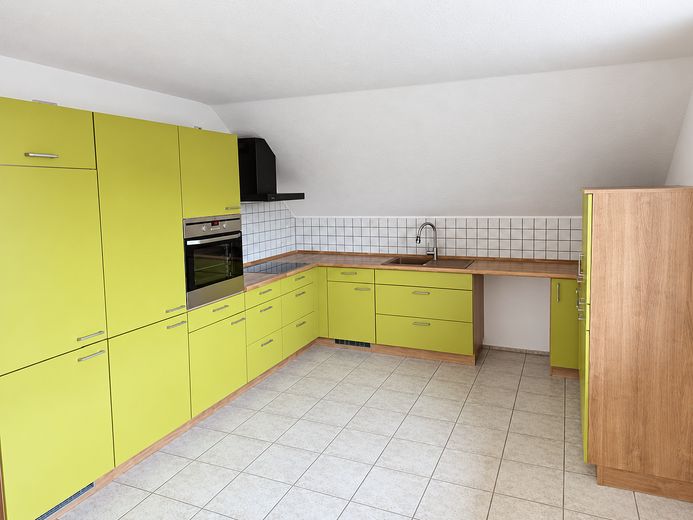 Tanto spazio su 96 m²: appartamento al piano superiore con 4 locali, balcone, cucina componibile e garage – vollständige Einbauküche