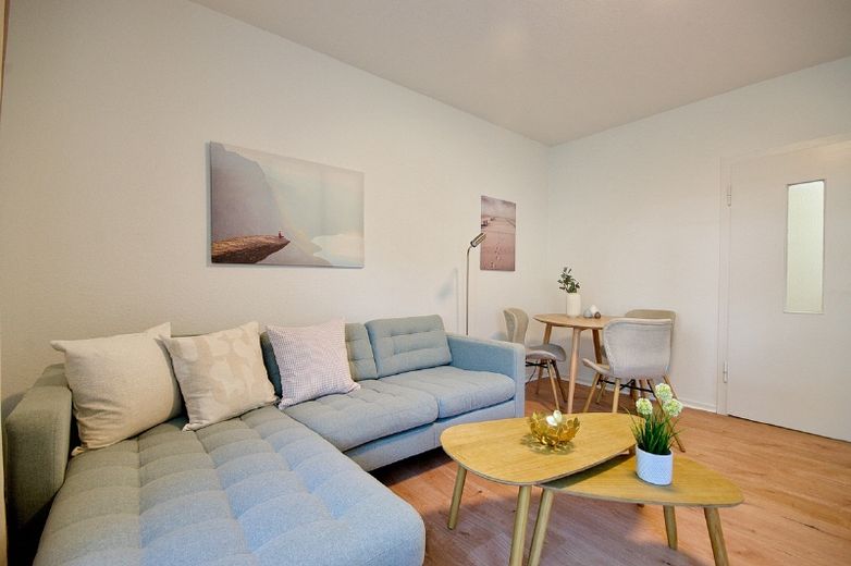 Bright, attractively furnished apartment with balcony and internet access, quiet and centrally located, approx. 200 metres from the “Planckstraße” underground station – f7ea0323214921510574d3cdbfefe63bed203986.jpg