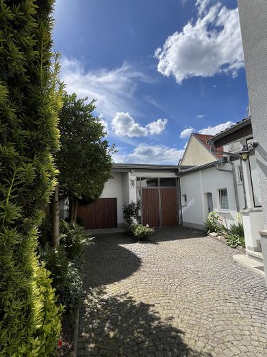 Garage (li) + Durchgang Garten