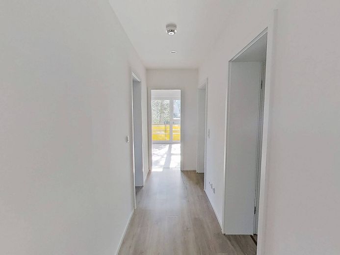 Modern 3-room apartment with BALCONY and plenty of space – Flur