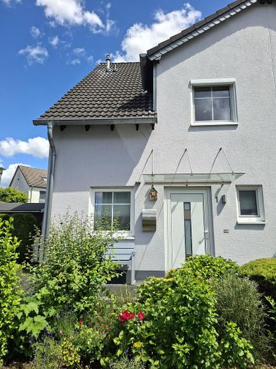 Hausansicht mit Vorgarten