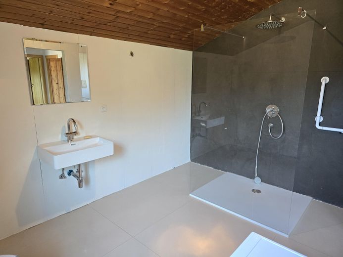Rarität in Prien – Einfamilienhaus am Fluss Prien mit Bergblick, Wintergarten & PV – Bad OG – bodengleiche Dusche