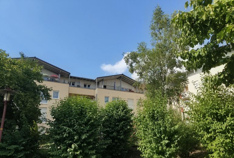 Commission-free | 3-room ground floor apartment, terrace & underground parking | Energy efficiency class B & district heating | Dresden commuter belt – Gebäude-Rückansicht