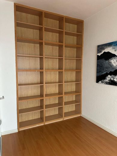 „The Flow-Hub“ – Industrielle Eleganz für kreative Köpfe – integrierte Regalwand Wartezi.