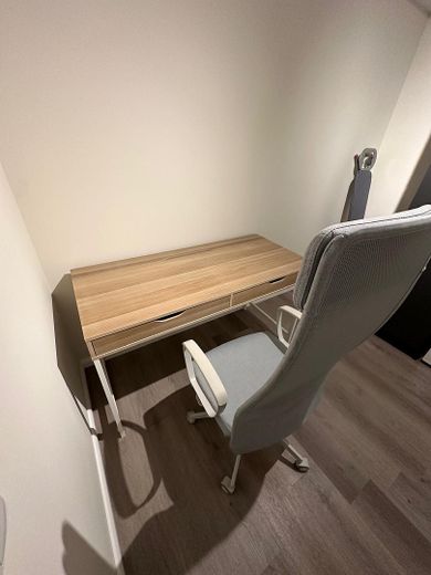 Fully furnished 3-room KfW apartment with kitchen & balcony in a prime location in Wiesbaden Mitte – Bürotisch