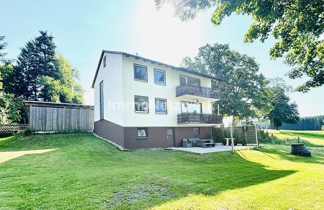 ***Zweifamilienhaus mit atemberaubendem Weitblick ins Grüne - Ländliche Idylle bei Münchberg*** – Rückseite