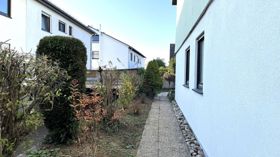 Weg vom Parkplatz zum Garten