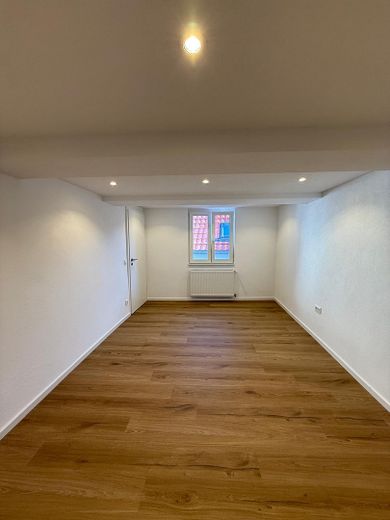 5-Room Maisonette Apartment Across Three Living Levels – Fully Renovated, with Fitted Kitchen & 2 Bathrooms – Schlafzimmer 1. Etage