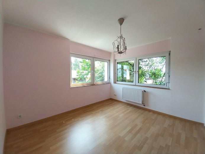 Wohnen & Arbeiten unter einem Dach – 479 m², 2 Wohnungen, Büros + Halle und Garten – Jugendzimmer, Wohnung A