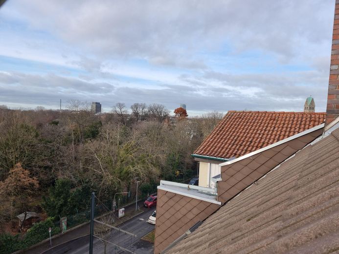 Dachgeschoßwohnung mit Blick über den Hofgarten und Potenzial zur Erweiterung – Blick DG