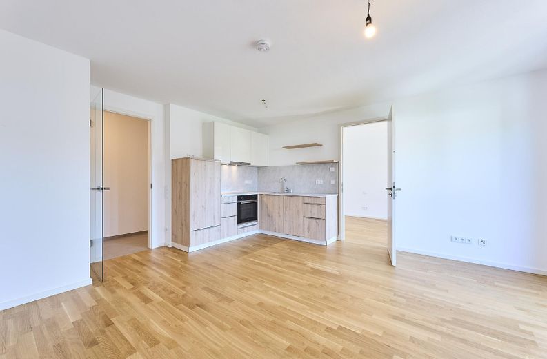 Neubau: Helle und ruhige Zwei-Zimmer-Wohnung mit luxuriöser Innenausstattung mit Balkon und EBK – Küche 6