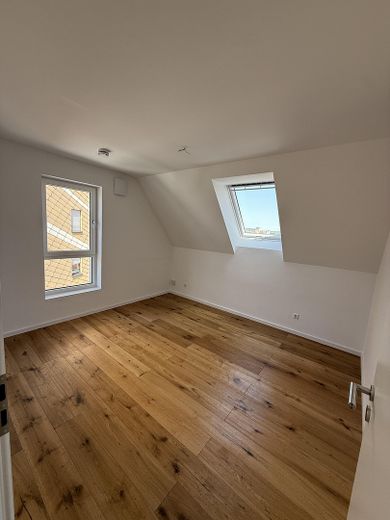Częściowo umeblowane mieszkanie 4,5-pok. z zabudowaną kuchnią, balkonem, 2 miejscami postojowymi w garażu podziemnym – Kinder-/Arbeitszimmer 1