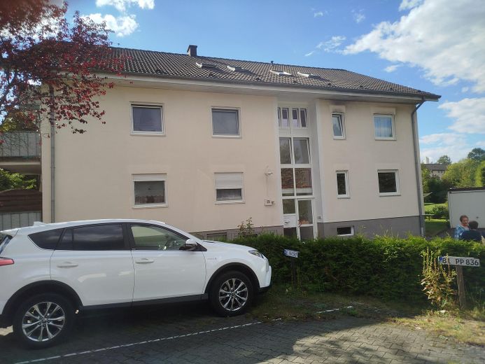 दूसरी मंज़िल पर खाली 2 कमरों का अपार्टमेंट – Haus mit Einstellplatz