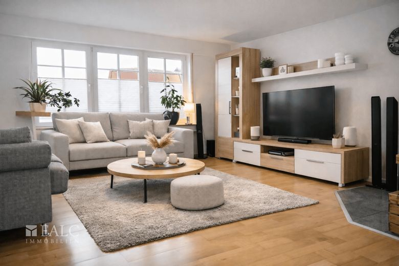 Zwei Wohnwelten unter einem Dach! Freistehendes Einfamilienhaus mit Einliegerwohnung – Wohnzimmer Haupthaus- (KI generiert)
