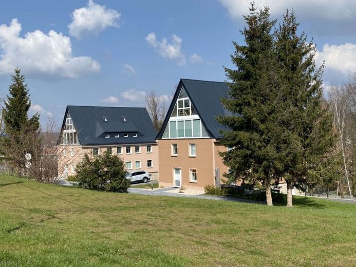 ungewöhnliche 4-Raum-Maisonette mit großer Glasfront und eigenem Garten – Foto 1