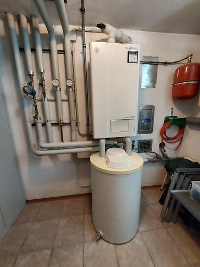 Casa pareada con cochera cubierta – Heizung Technikraum