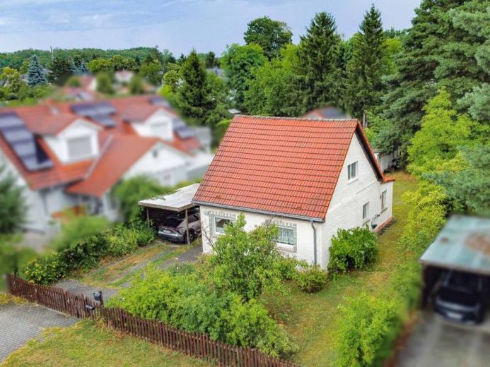 Kreş ve okul yakınında bodrumlu, carportlu, ek yapıları bulunan ve tadilat gerektiren büyüleyici müstakil ev – Fotoğraf 1