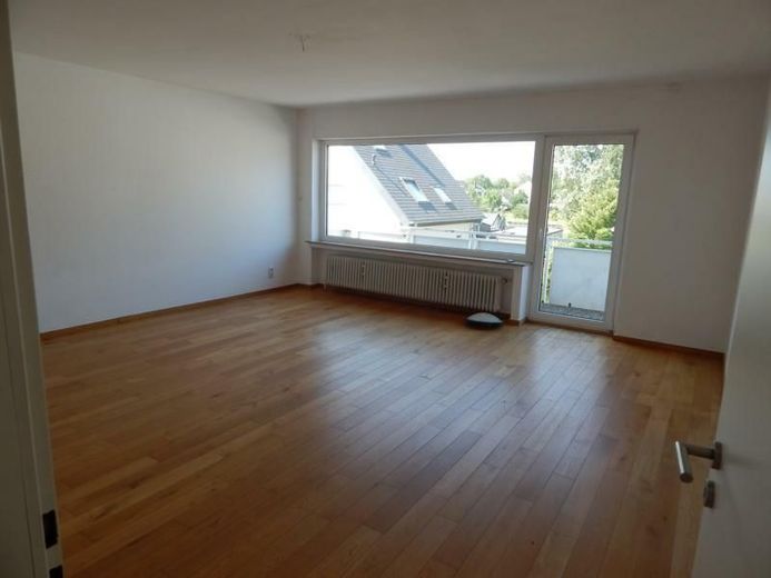 Frisch renovierte 3-Zimmer-Wohnung mit Balkon, Loggia &amp; saniertem Bad im gepflegten Zweifamilienhaus – Wohnzimmer Bild 1