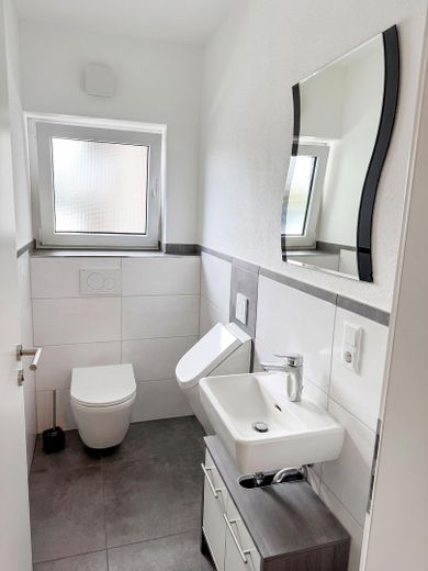 Habiter et travailler : appartement de 5 pièces au rez-de-chaussée avec jardin et bureau/salle de loisirs de 60 m² au sous-sol – Gäste-WC