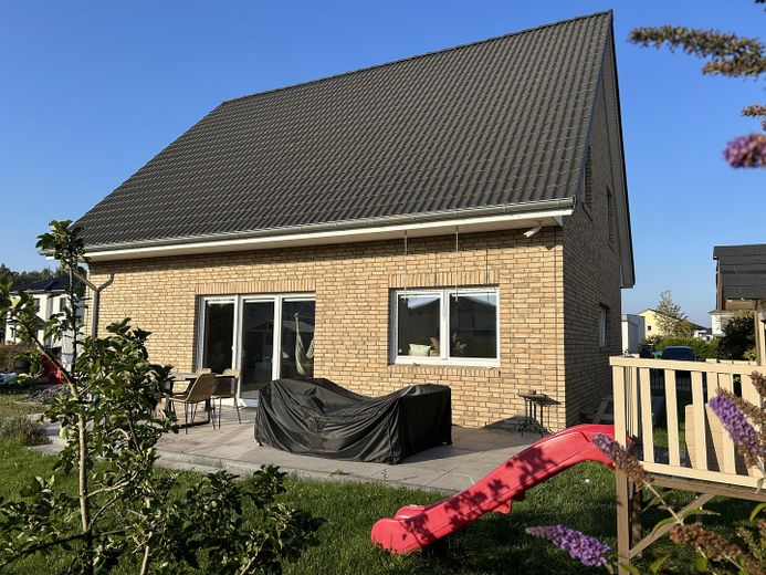Modern tek ailelik ev, geniş bahçeli – Gartentisch