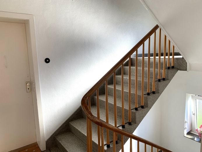 Schöne helle 2,5-Zimmerwohnung mit neuem Tageslichtduschbad und Süd-Westbalkon – Treppenhaus