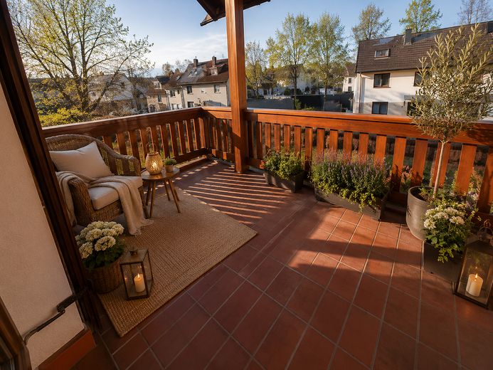 Einfamilienhaus mit 1.600 qm großem Grundstück; Privatverkauf - faires Angebot willkommen – Balkon Wohnzimmer