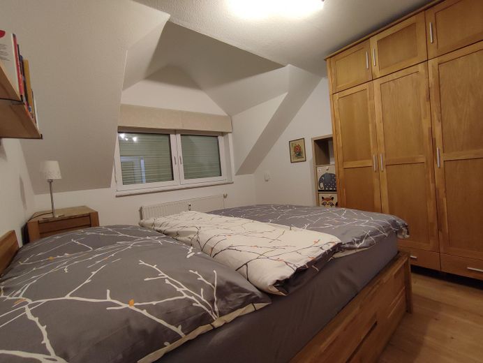 Provisionsfrei: Lichtdurchflutete DG-Wohnung mit 16 m² Dachterrasse, Aufzug & TG-Stellplatz – Schlafzimmer