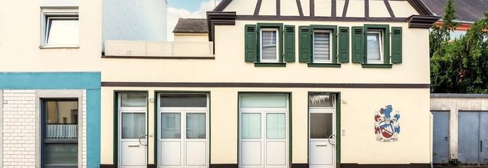 Vorderansicht Haus + Terrasse 