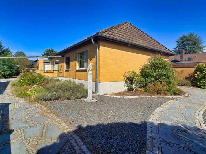 Bungalow im Raum Burgdorf: Grün gelegen mit Kita, Schule und S-Bahn vor Ort! – Foto 1