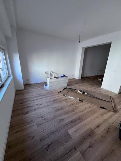 Erstbezug nach Kernsanierung – 2,5-Zimmer-Wohnung | KfW 55 – Wohnzimmer