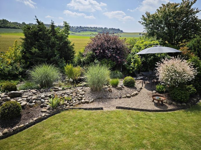 Gartenteich mit Sitzecke