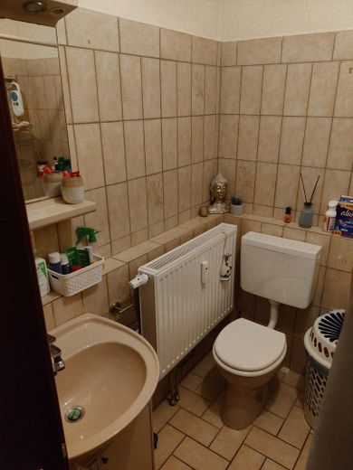 شقة مُعتنى بها جيدًا ومقسمة بشكل عملي، من غرفتين، بالقرب من حديقة المدينة – Badezimmer, Toilette